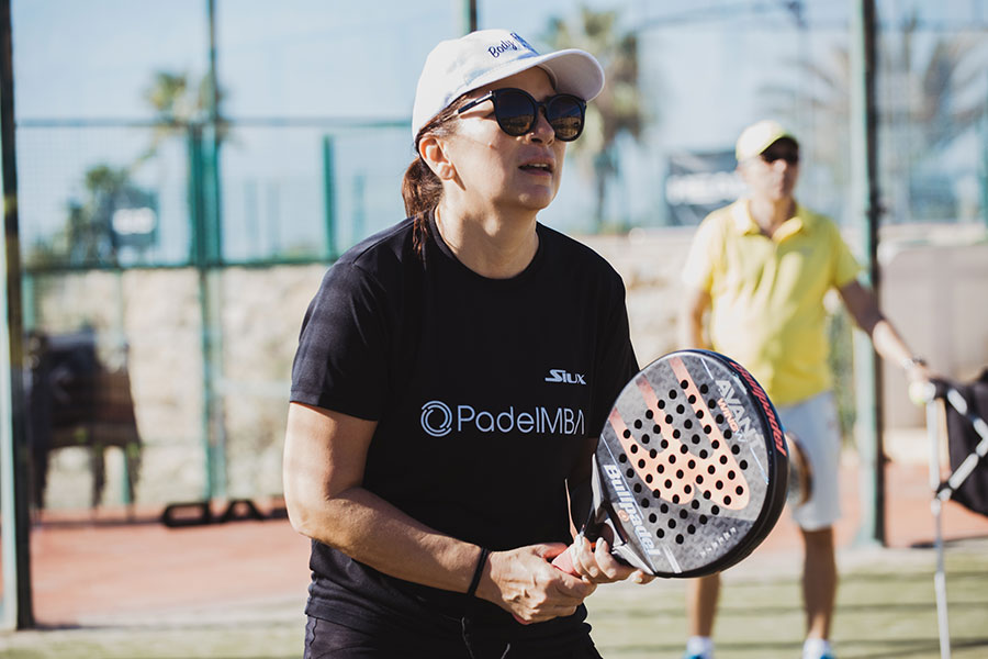 The importance of a coach on the bench for a padel game team.